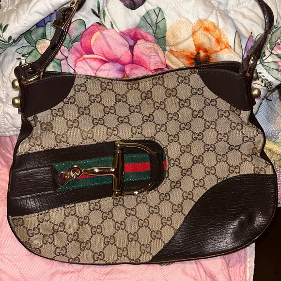 GG Emblem medium shoulder bag - Picture 1 of 4